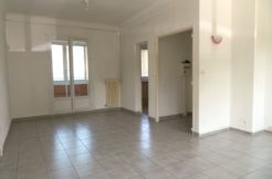 Nîmes, T4, 750€ H.C, Place Hubert Rouger, 83m²